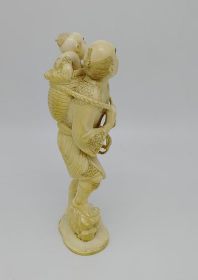 Окимоно "Японец несущий ребёнка". Япония конец 19 века. В хорошей сохранности.