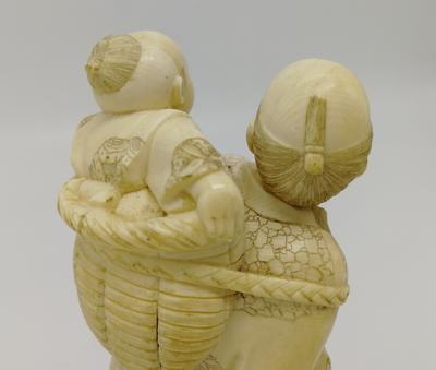 Окимоно "Японец несущий ребёнка". Япония конец 19 века. В хорошей сохранности.