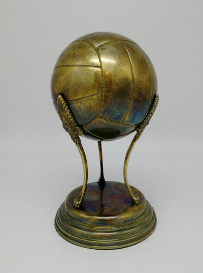 Призовой кубок по футболу. Выполнен в стиле Ар-деко из бронзового сплава с патинированием