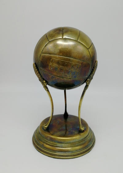 Призовой кубок по футболу. Выполнен в стиле Ар-деко из бронзового сплава с патинированием