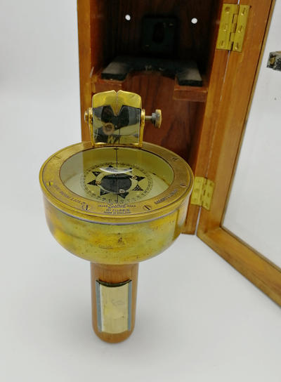 Компас навигационный "Sestrel". Изготовлен компанией HENRY BROWNE & SON Lᵀᴰ BARKING & LONDON. Прибор в оригинальном футляре и отличной сохранности.