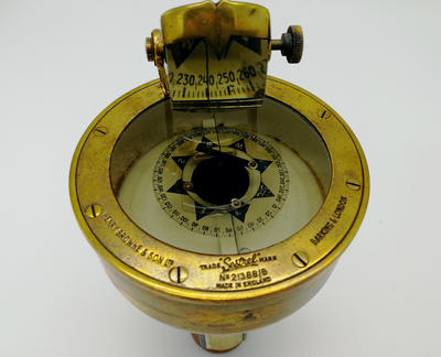 Компас навигационный "Sestrel". Изготовлен компанией HENRY BROWNE & SON Lᵀᴰ BARKING & LONDON. Прибор в оригинальном футляре и отличной сохранности.