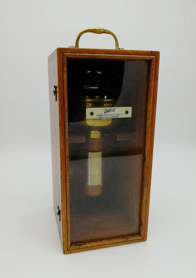 Компас навигационный "Sestrel". Изготовлен компанией HENRY BROWNE & SON Lᵀᴰ BARKING & LONDON. Прибор в оригинальном футляре и отличной сохранности.