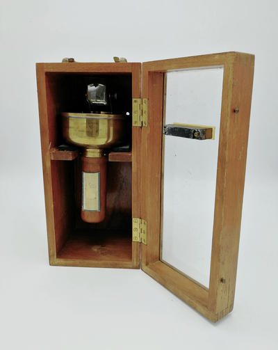 Компас навигационный "Sestrel". Изготовлен компанией HENRY BROWNE & SON Lᵀᴰ BARKING & LONDON. Прибор в оригинальном футляре и отличной сохранности.