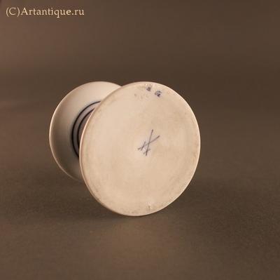 Подсвечник. Марка подглазурная синяя "Скрещенные мечи”. Первая половина ХХ века.