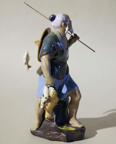 Статуэтка "Рыбак с уловом". Китай. 1970-80- е годы. ХХ века.