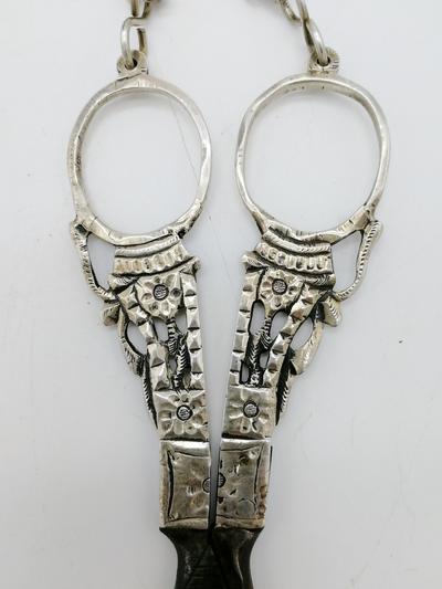 Ножницы с цепочной. Изготовлены в Голландии в 1852 г. Предмет в хорошей сохранности.