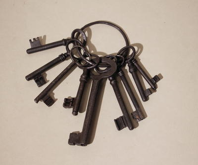 Ключи старинные. В связке девять старинных дверных ключей.