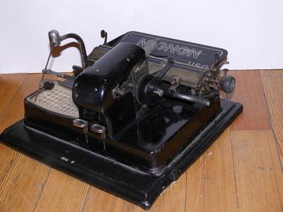 Машинка печатная "MIGNON AEG". Германия. Конец XIX века.