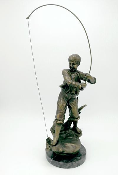 Скульптура "Рыбак". Автор G. Maxim, начало XX в. Скульптурная композиция представляет юного азартного рыбака, выудившего старый башмак.