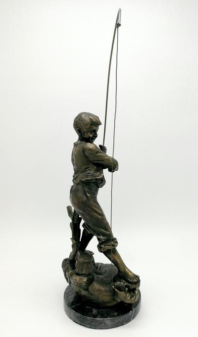 Скульптура "Рыбак". Автор G. Maxim, начало XX в. Скульптурная композиция представляет юного азартного рыбака, выудившего старый башмак.