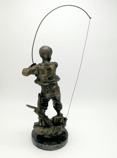 Скульптура "Рыбак". Автор G. Maxim, начало XX в. Скульптурная композиция представляет юного азартного рыбака, выудившего старый башмак.