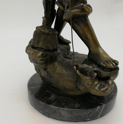 Скульптура "Рыбак". Автор G. Maxim, начало XX в. Скульптурная композиция представляет юного азартного рыбака, выудившего старый башмак.