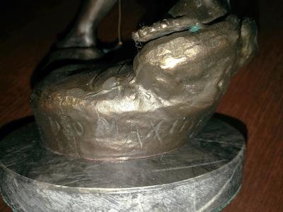 Скульптура "Рыбак". Автор G. Maxim, начало XX в. Скульптурная композиция представляет юного азартного рыбака, выудившего старый башмак.