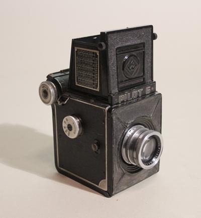 Фотоаппарат "PILOT 6". Одно рефлексная зеркальная фотокамера выпускалась в германии с 1935 по 1941 гг.