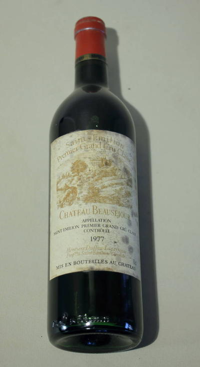 Вино 1977 "Chateau Beauséjour" Premier Grand Crû Classé. Упаковка не повреждена. Состояние этикетки см. фото. Ящик изготовлен из дуба.