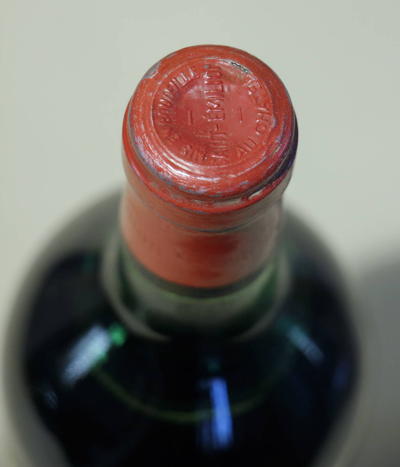 Вино 1977 "Chateau Beauséjour" Premier Grand Crû Classé. Упаковка не повреждена. Состояние этикетки см. фото. Ящик изготовлен из дуба.