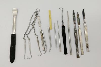 Дорожный набор хирургических инструментов. В набор входит оригинальный футляр с 13 предметами. Голландия, XIX век