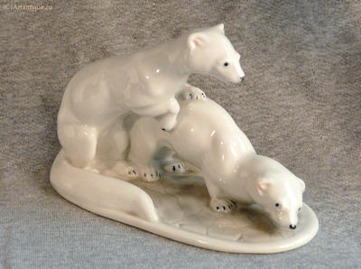 Статуэтка "Два горностая". Подглазурная синяя марка "три волны".