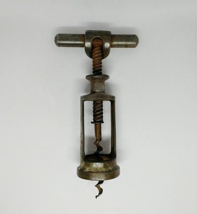 Штопор со стопорным винтом. Оснащен блокировочным механизмом "тяжелый нос" (heavy nose).Полностью исправен и в рабочем состоянии, незначительные следы износа.