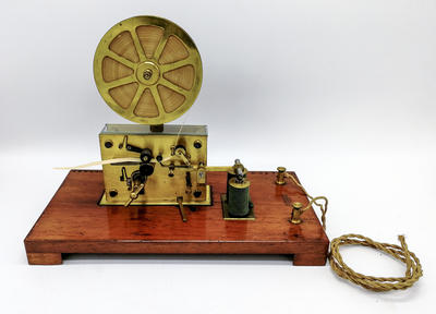 Телеграфный аппарат Морзе. Париж, конец XIX века