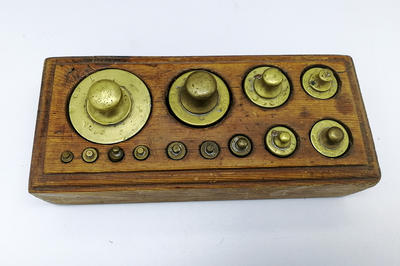 Весы системы Беранже с набором разновесов. Западная Европа, начало XX века