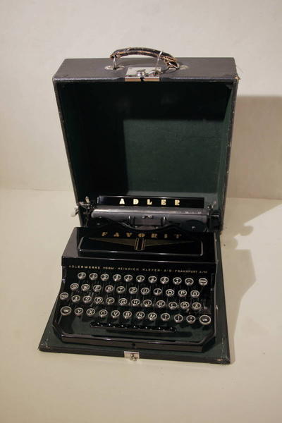Печатная машинка "Adler Favorit 1". Клавиатура немецкая. Порядковый номер экземпляра 494825. Германия 1937 г