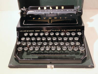 Печатная машинка "Adler Favorit 1". Клавиатура немецкая. Порядковый номер экземпляра 494825. Германия 1937 г