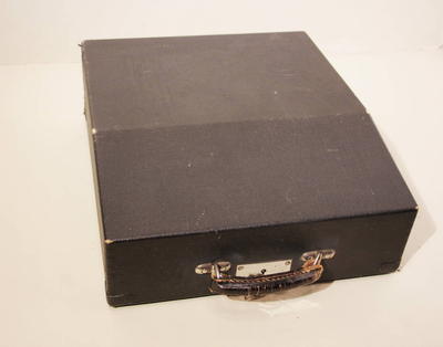 Печатная машинка "Adler Favorit 1". Клавиатура немецкая. Порядковый номер экземпляра 494825. Германия 1937 г