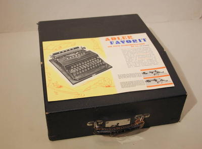 Печатная машинка "Adler Favorit 1". Клавиатура немецкая. Порядковый номер экземпляра 494825. Германия 1937 г