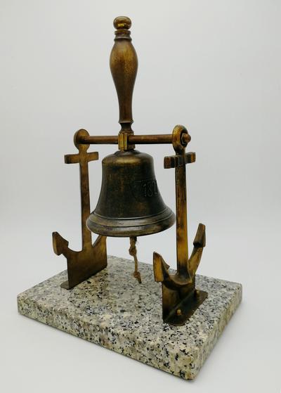 Памятный знак в честь юбилея Навари&#769;нского морского сражения 1827 года. Композиция представляет два якоря с подвешенным на них колоколом (стилизованной рындой), выполнена из бронзы и размещена на гранитном постаменте.