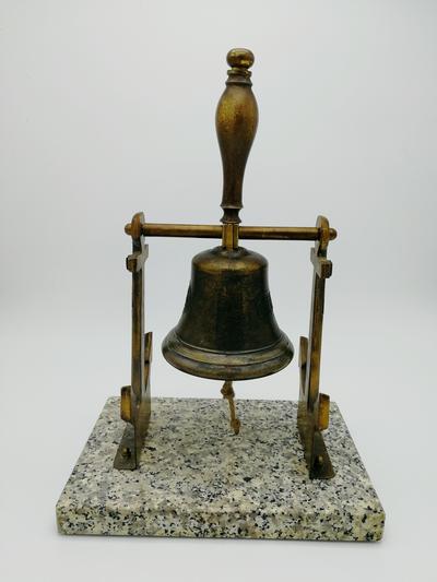 Памятный знак в честь юбилея Навари́нского морского сражения 1827 года. Композиция представляет два якоря с подвешенным на них колоколом (стилизованной рындой), выполнена из бронзы и размещена на гранитном постаменте.