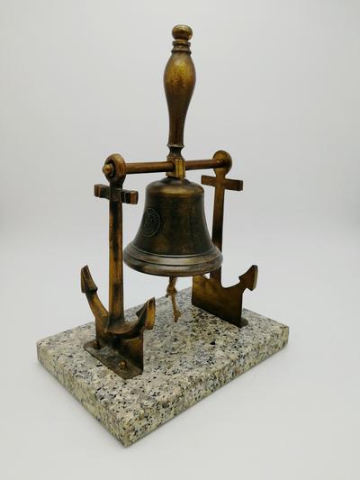 Памятный знак в честь юбилея Навари́нского морского сражения 1827 года. Композиция представляет два якоря с подвешенным на них колоколом (стилизованной рындой), выполнена из бронзы и размещена на гранитном постаменте.