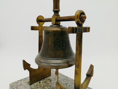 Памятный знак в честь юбилея Навари́нского морского сражения 1827 года. Композиция представляет два якоря с подвешенным на них колоколом (стилизованной рындой), выполнена из бронзы и размещена на гранитном постаменте.