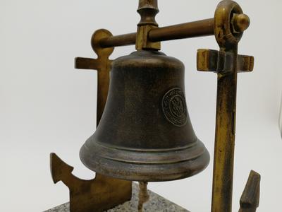 Памятный знак в честь юбилея Навари́нского морского сражения 1827 года. Композиция представляет два якоря с подвешенным на них колоколом (стилизованной рындой), выполнена из бронзы и размещена на гранитном постаменте.