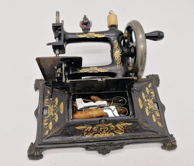 Миниатюрная швейная машинка. Bremer & Brückmann, Германия, конец XIX в.