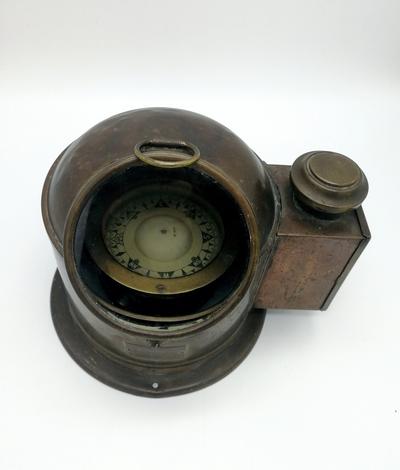Навигационный компас "Weilbach". Прибор исправен и в хорошей сохранности. Колпак оборудован отделением для установки свечи или спиртовой горелки.