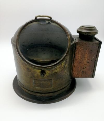 Навигационный компас "Weilbach". Прибор исправен и в хорошей сохранности. Колпак оборудован отделением для установки свечи или спиртовой горелки.