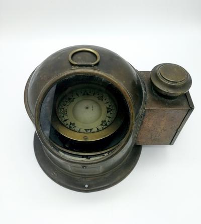 Навигационный компас "Weilbach". Прибор исправен и в хорошей сохранности. Колпак оборудован отделением для установки свечи или спиртовой горелки.