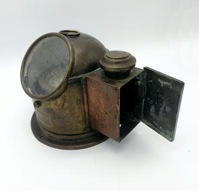 Навигационный компас "Weilbach". Прибор исправен и в хорошей сохранности. Колпак оборудован отделением для установки свечи или спиртовой горелки.