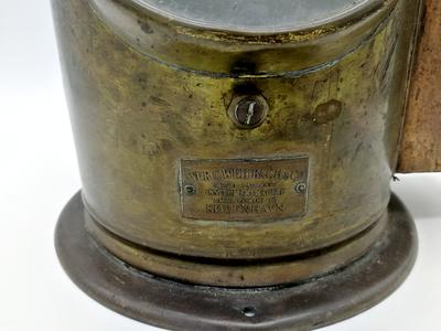 Навигационный компас "Weilbach". Прибор исправен и в хорошей сохранности. Колпак оборудован отделением для установки свечи или спиртовой горелки.