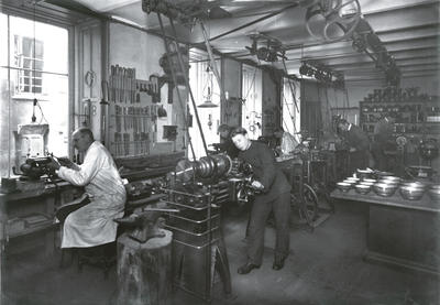 Мастерская по производству компасов "Weilbach & Co" (1920-е годы)