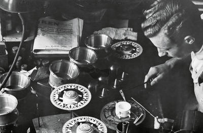 Изготовление компасов на фабрике Weilbach & Co