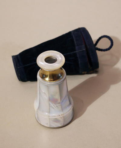 Монокуляр театральный. Декорирован натуральным перламутром. Предмет в оригинальном футляре.