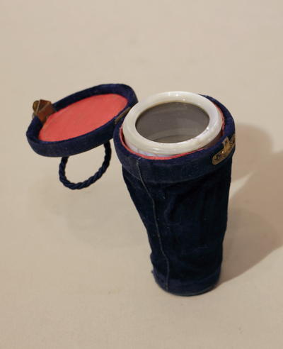 Монокуляр театральный. Декорирован натуральным перламутром. Предмет в оригинальном футляре.