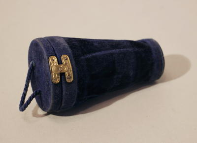 Монокуляр театральный. Декорирован натуральным перламутром. Предмет в оригинальном футляре.