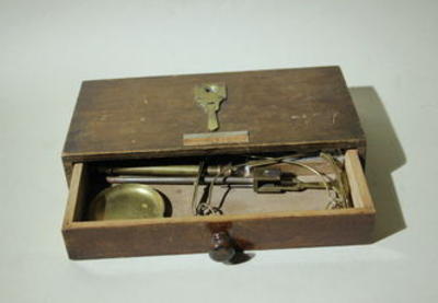 Весы дорожные в коробке. Западная Европа. Конец XIX - начало ХХ века.