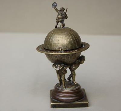 Чернильница "На вершине мира". Западная Европа. Конец XIX века.