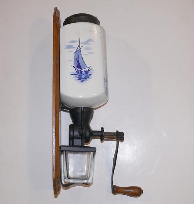 Кофемолка настенная. Германия. Начало XX века.