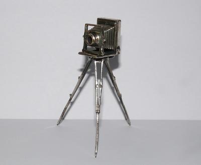 Статуэтка миниатюрная "Фотоаппарат на треноге". США. Серебро 925*. Середина ХХ века.